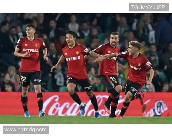 皇马与曼联首发阵容对比解析谁能在巅峰对决中占据优势